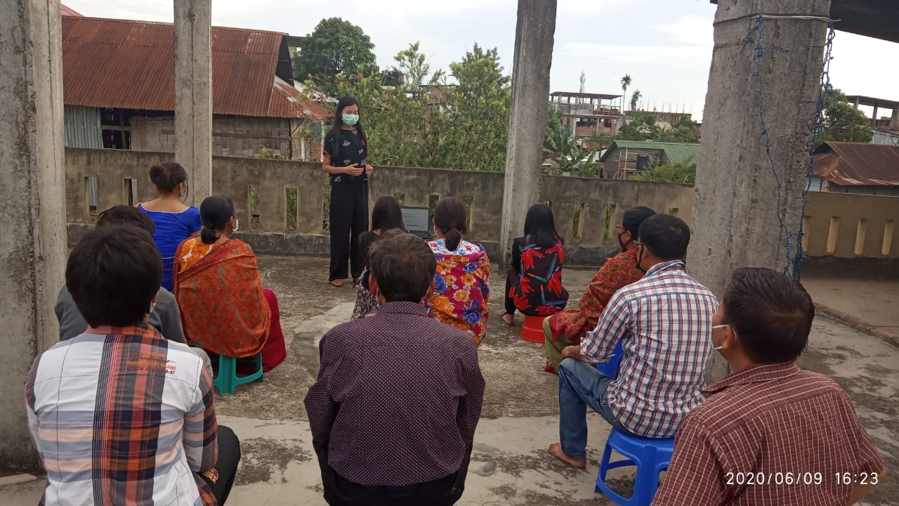 Sangeeta Yanglem interacting with a group at Keishamthong Elangbam leikai.